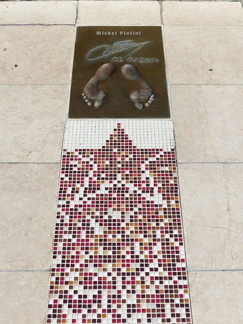 万人通过直 万人通过直